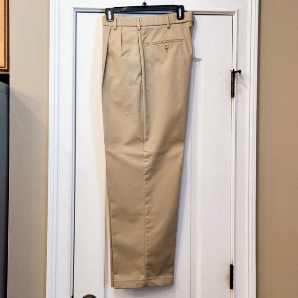 NWOT Dockers 32 x 30 Khaki Pants Pleated Relaxed Fit - Picture 2 of 7